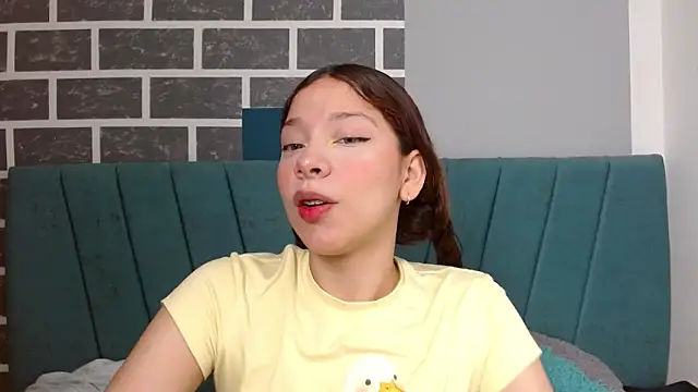 Snapshot of Sweet_kitty_05 chatting on 04-17-26, 12:13 Sweet kitty 05 online show from 04-17-26, 12:13