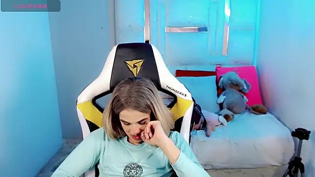 Snapshot of Sophiaa_doll_ chatting on 03-27-26, 08:26 Sophiaa doll online show from 03-27-26, 08:26