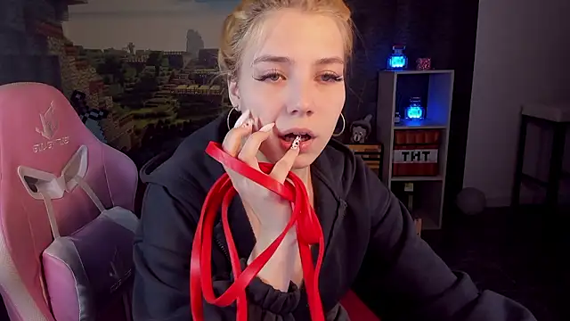 Snapshot of RosaFowler chatting on 03-28-26, 09:42 RosaFowler online show from 03-28-26, 09:42