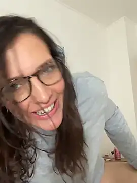 Snapshot of hollyharmd chatting on 03-06-26, 04:31 hollyharmd online show from 03-06-26, 04:31