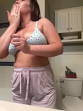 Snapshot of hollyharmd chatting on 04-10-26, 01:22 hollyharmd online show from 04-10-26, 01:22