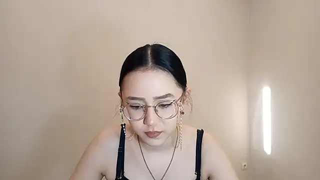 Snapshot of SolvedGlobe chatting on 03-31-26, 02:06 SolvedGlobe online show from 03-31-26, 02:06