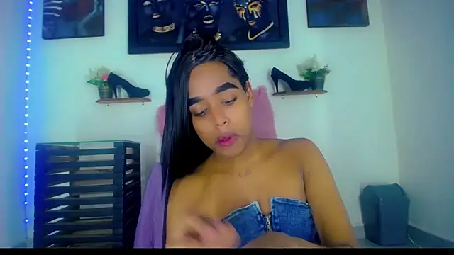 Snapshot of Nashla_D_- chatting on 03-20-26, 05:45 Nashla D - online show from 03-20-26, 05:45