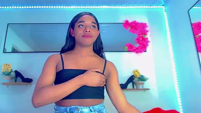 Snapshot of Nashla_D_- chatting on 04-15-26, 10:32 Nashla D - online show from 04-15-26, 10:32