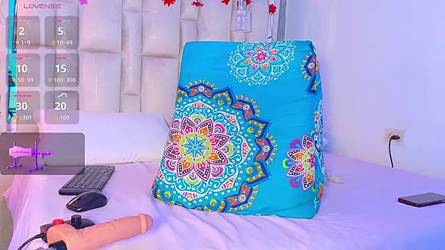 Snapshot of Bella-Sanders chatting on 05-18-26, 11:16 Bella-Sanders online show from 05-18-26, 11:16