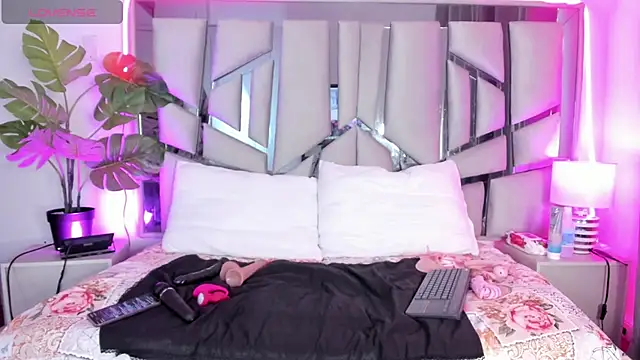 Snapshot of lucy_davies chatting on 03-18-26, 11:46 lucy davies online show from 03-18-26, 11:46