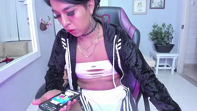Nahomy Collins  online show from 05-25-26, 08:04