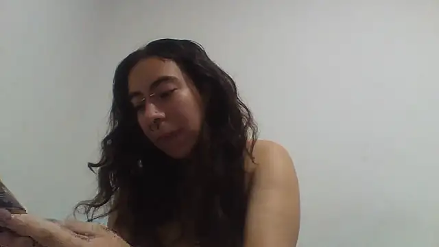 Snapshot of Moonandzukko chatting on 04-15-26, 12:39 Moonandzukko online show from 04-15-26, 12:39