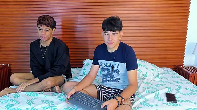 Snapshot of peakk_twiinns chatting on 03-31-26, 11:32 peakk twiinns online show from 03-31-26, 11:32