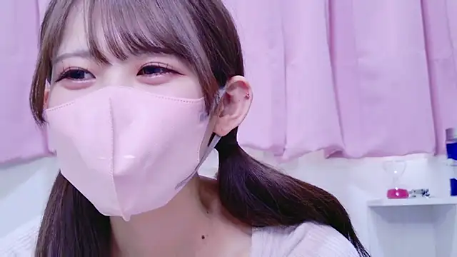 Snapshot of EMIRI_0426 chatting on 03-18-26, 04:37 EMIRI 0426 online show from 03-18-26, 04:37