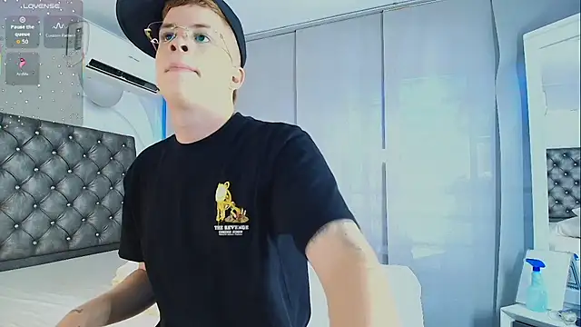 Snapshot of TommyValentine chatting on 03-18-26, 10:57 TommyValentine online show from 03-18-26, 10:57