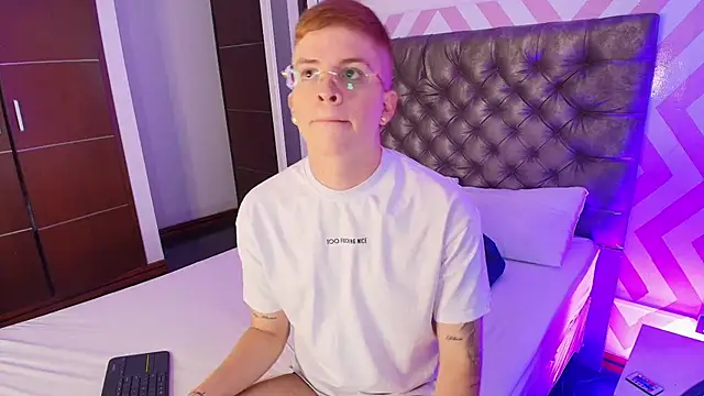 Snapshot of TommyValentine chatting on 03-22-26, 06:11 TommyValentine online show from 03-22-26, 06:11