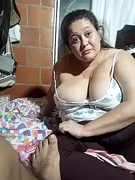 Snapshot of Johanna-dario chatting on 03-11-26, 04:07 Johanna-dario online show from 03-11-26, 04:07