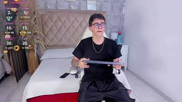 TylerCross  online show from 03-25-26, 08:37