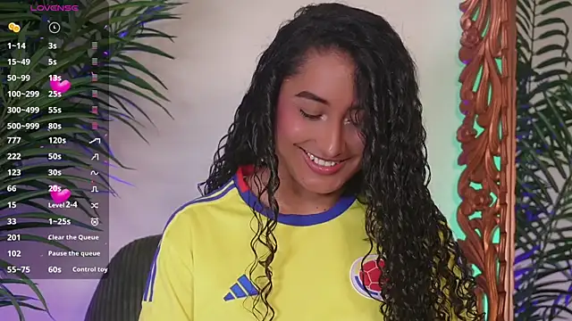 Snapshot of SoyJuliana_19 chatting on 06-27-26, 02:01 SoyJuliana 19 online show from 06-27-26, 02:01