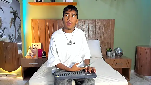 Snapshot of Ender_h0tt chatting on 07-31-26, 10:09 Ender h0tt online show from 07-31-26, 10:09