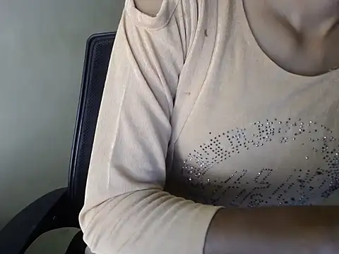 Snapshot of shreya_sharma01 chatting on 04-07-26, 05:08 shreya sharma01 online show from 04-07-26, 05:08
