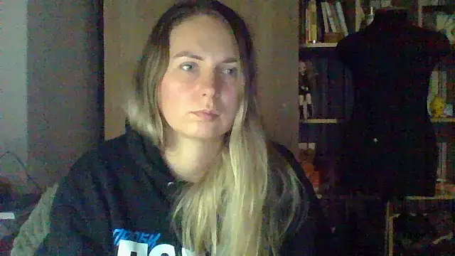 Snapshot of Mollie365 chatting on 03-08-26, 04:22 Mollie365 online show from 03-08-26, 04:22