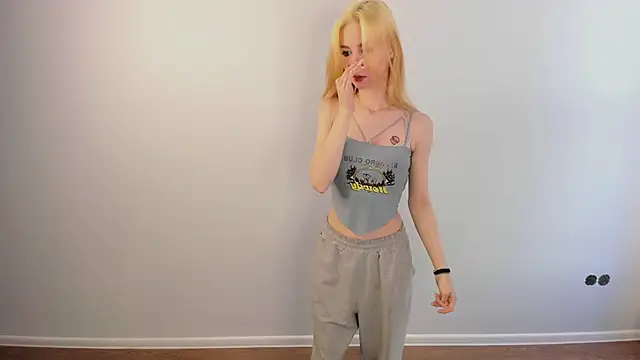 Snapshot of August_female chatting on 03-18-26, 12:30 August female online show from 03-18-26, 12:30