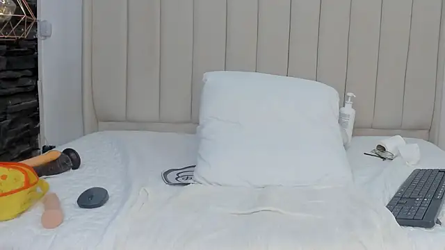 Abril Castroo online show from 04-25-26, 01:41