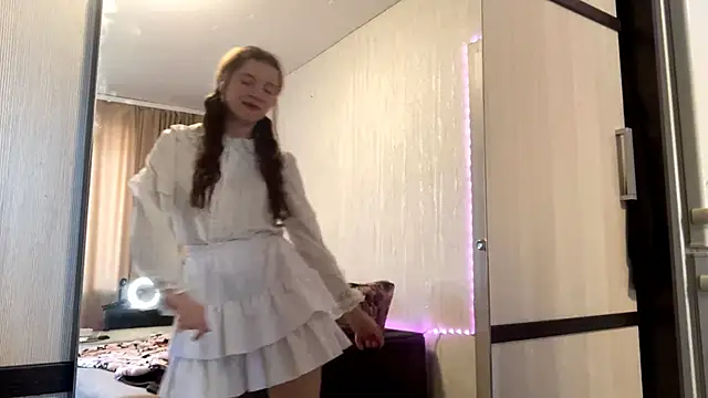 LynHaller online show from 03-10-26, 06:40