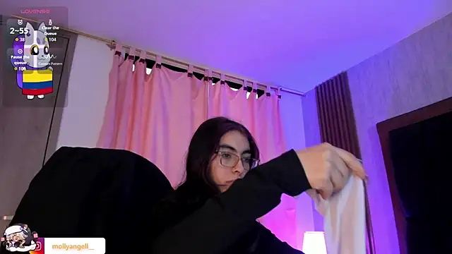 Snapshot of Molly_A chatting on 06-27-26, 02:44 Molly A online show from 06-27-26, 02:44