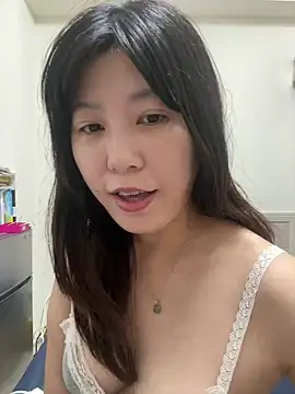 Snapshot of vivi131927 chatting on 05-18-26, 05:19 vivi131927 online show from 05-18-26, 05:19