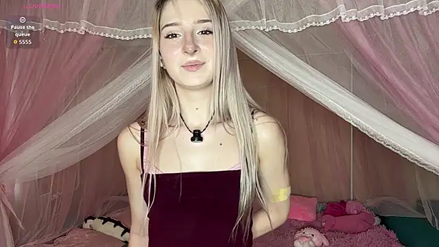 Snapshot of OnlyEva1 chatting on 05-04-26, 08:10 OnlyEva1 online show from 05-04-26, 08:10