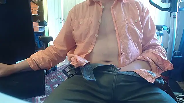 Snapshot of Buggemann chatting on 06-15-26, 04:53 Buggemann online show from 06-15-26, 04:53