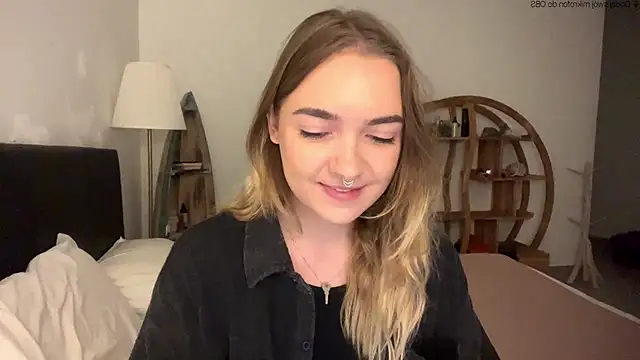 Snapshot of RoxyWet chatting on 05-14-26, 02:46 RoxyWet online show from 05-14-26, 02:46