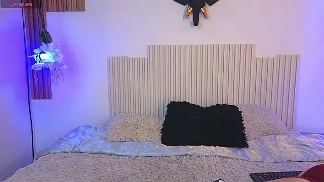 Snapshot of VixenxO chatting on 03-12-26, 05:52 VixenxO online show from 03-12-26, 05:52