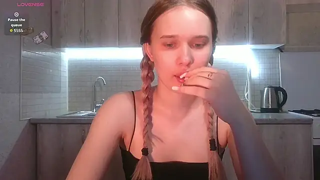 Snapshot of Alice_Pleasance chatting on 06-11-26, 06:39 Alice Pleasance online show from 06-11-26, 06:39