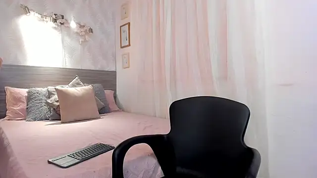 Snapshot of KarolyneLune chatting on 06-04-26, 06:58 KarolyneLune online show from 06-04-26, 06:58