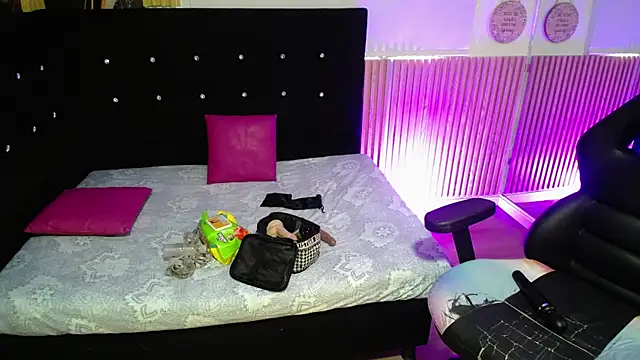 Snapshot of Ebony_rizon chatting on 06-19-26, 02:32 Ebony rizon online show from 06-19-26, 02:32