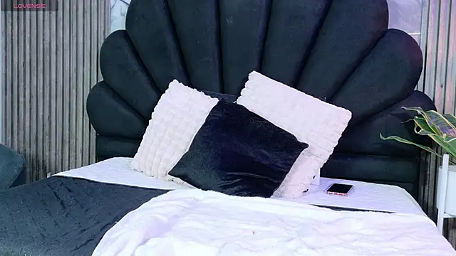  charlotte quee  online show from 05-08-26, 01:38
