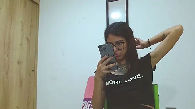 Snapshot of Emily_Lopera chatting on 05-30-26, 02:30 Emily Lopera online show from 05-30-26, 02:30