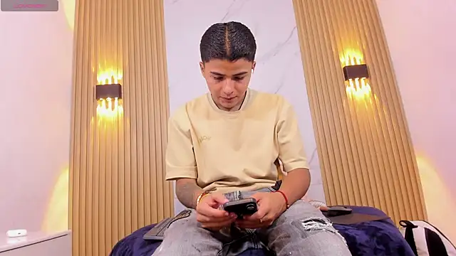 Liam Dustin online show from 04-11-26, 04:28