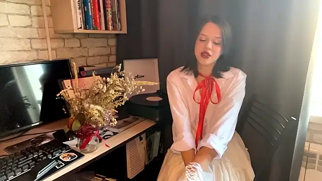 Snapshot of SarahHunnye chatting on 03-15-26, 11:55 SarahHunnye online show from 03-15-26, 11:55