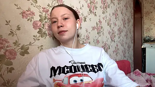 Snapshot of EleneShedden chatting on 03-15-26, 12:44 EleneShedden online show from 03-15-26, 12:44