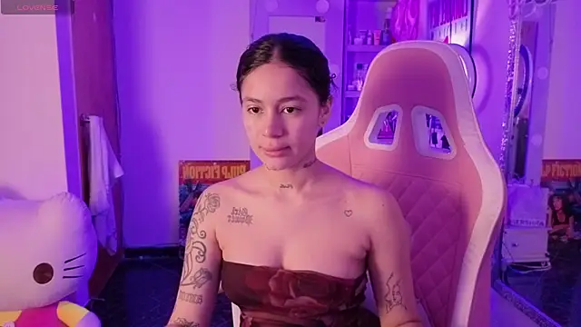 Snapshot of Oliviasims chatting on 04-15-26, 09:15 Oliviasims online show from 04-15-26, 09:15