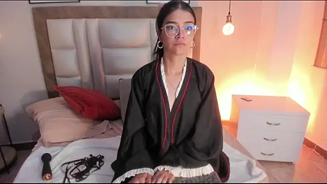 AnnieBlluee online show from 04-18-26, 07:58