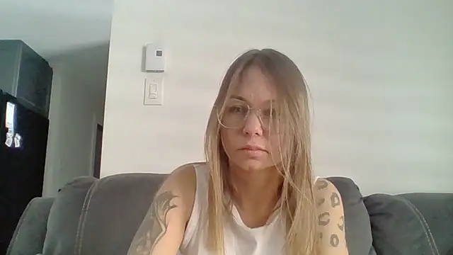 Snapshot of Couple_qc chatting on 03-21-26, 06:00 Couple qc online show from 03-21-26, 06:00