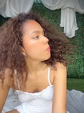 Snapshot of CurlyOopsieXXX chatting on 06-19-26, 09:40 CurlyOopsieXXX online show from 06-19-26, 09:40