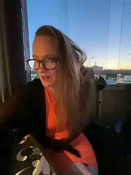 LizzieZ1975 online show from 05-23-26, 08:35