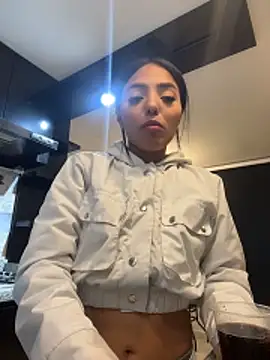 Snapshot of Velunett_19 chatting on 03-27-26, 01:33 Velunett 19 online show from 03-27-26, 01:33