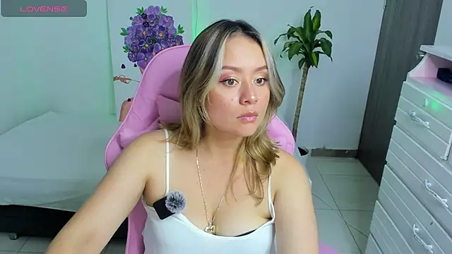 Snapshot of Ari_Angel23 chatting on 06-27-26, 05:34 Ari Angel23 online show from 06-27-26, 05:34