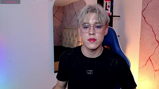 Snapshot of Tom_Parker_ chatting on 07-21-26, 10:23 Tom Parker online show from 07-21-26, 10:23