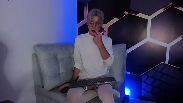 Snapshot of Tom_Parker_ chatting on 08-03-26, 10:35 Tom Parker online show from 08-03-26, 10:35