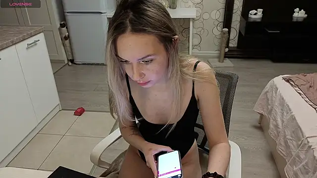 Candy Loveee online show from 04-18-26, 06:01
