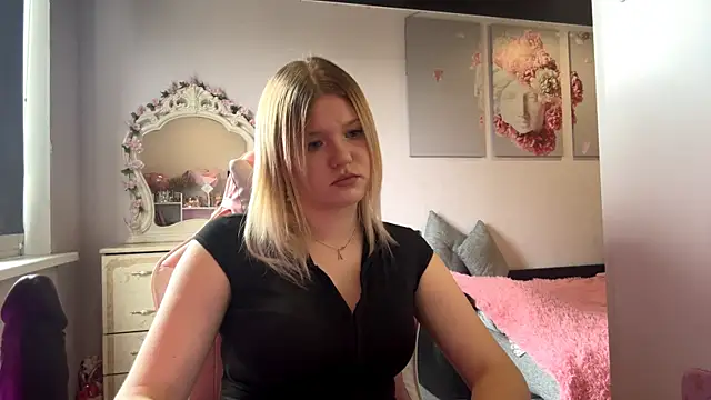 Snapshot of SweettAnny chatting on 06-14-26, 12:29 SweettAnny online show from 06-14-26, 12:29